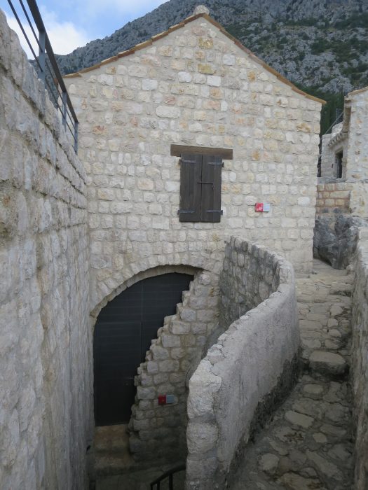 Сокол-Град. Цистерна цитадели и дом кастеляна (1A и 1B)