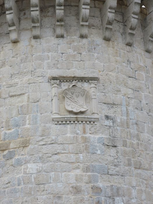Корчула. Герб на башне Бокар