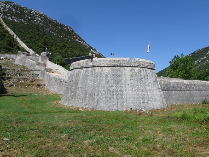 Западный укрепленный участок стены.