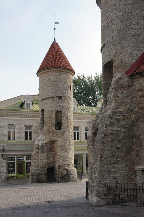 Таллин. Предвратная сторожевая башня со стороны города