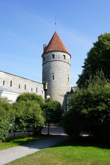 Таллин. Башня Нунна с внешней стороны