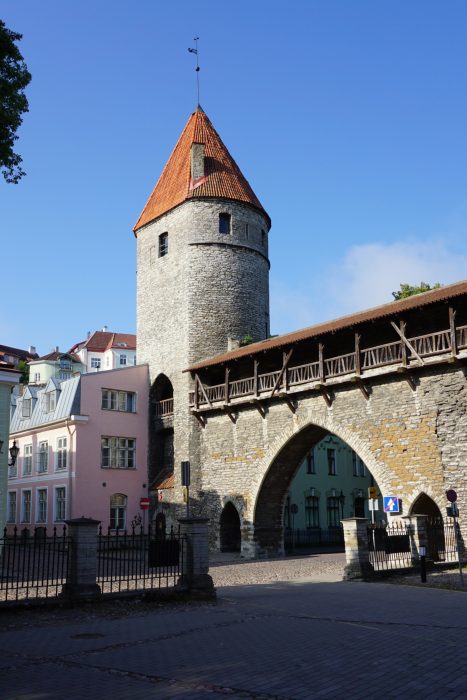 Таллин. Башня Нунна со стороны города и ворота Клоостри