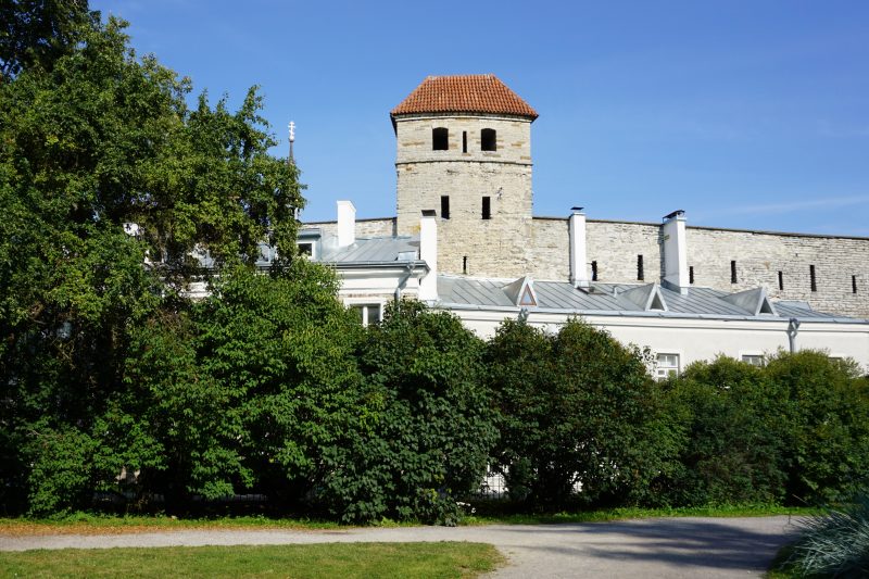 Таллин. Башня Саунаторн с внешней стороны