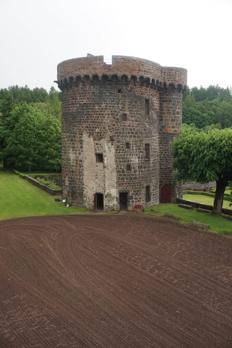 Замок Дофин. Южная башня со стороны замка