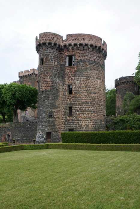Замок Дофин. Южная башня с внешней стороны