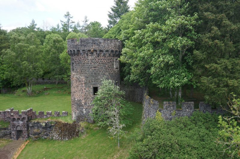 Замок Дофин. Центральная башня юго-восточной стены