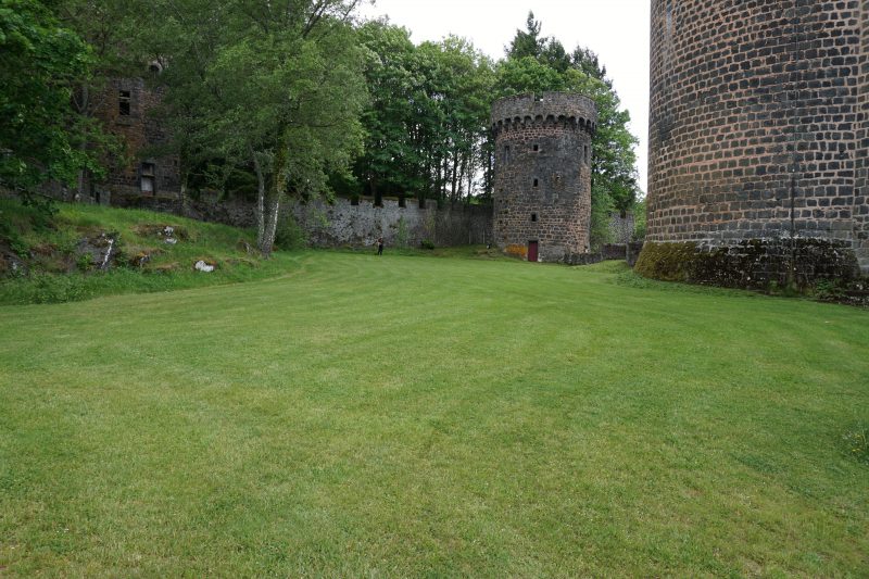 Замок Дофин. Юго-восточная стена со стороны замка