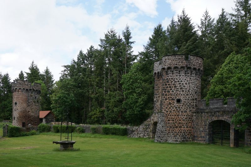 Замок Дофин. Фрагмент северо-восточной стены от центральной башни до северной