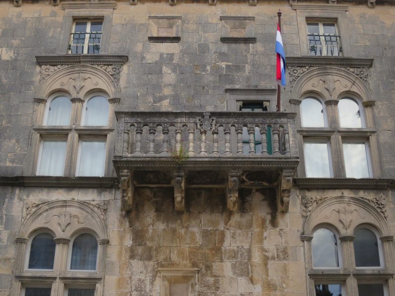 Корчула. Дворец Габриелис (балкон и обрамление окон)