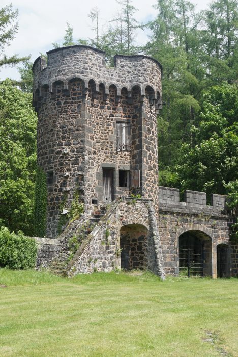 Замок Дофин. Центральная башня северо-восточной стены с воротами