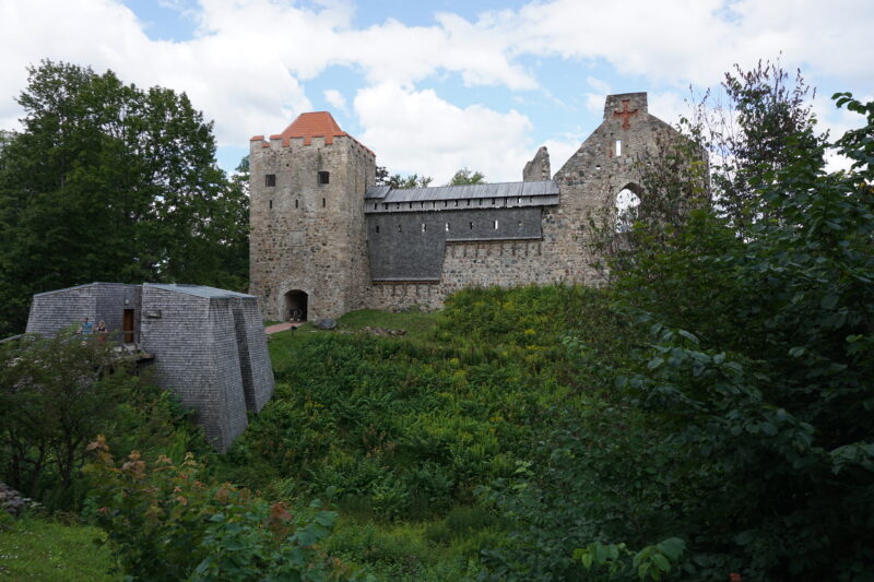 Латвия. Сигулда. Вид на южную стену замка 