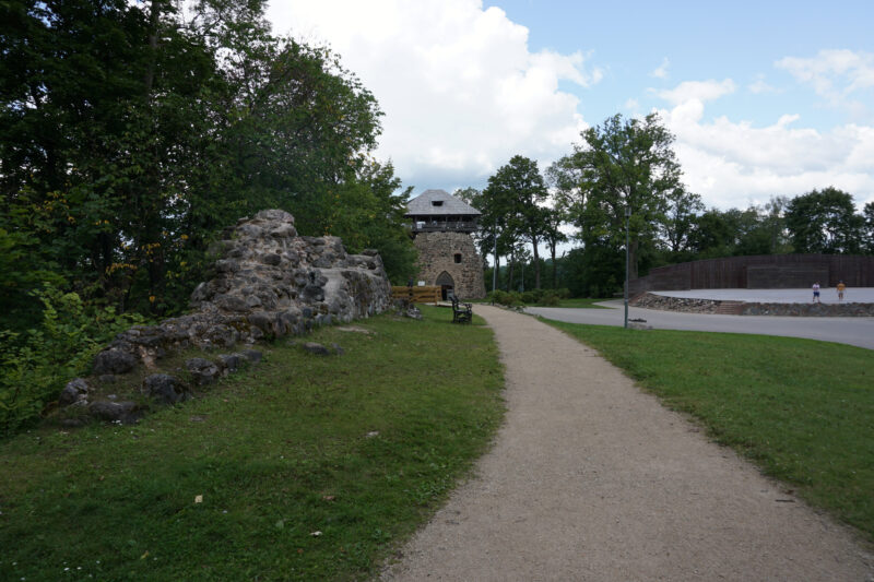 Латвия. Сигулда. Руины западной стены и вид на северную башню