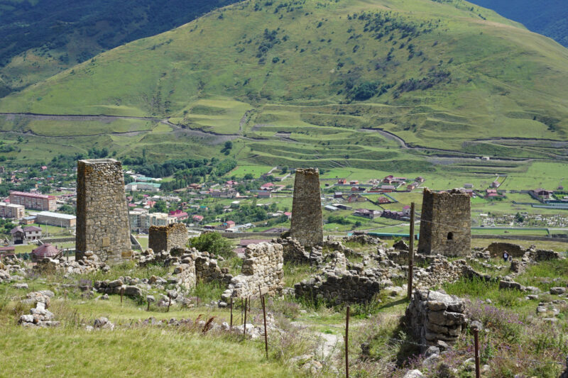 Северная Осетия. Цимити. Вид с северной стороны. Слева направо башни Басаевых, восточная, Гаппоевых, Талхановых 