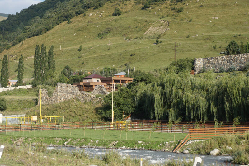 Северная Осетия. Хидикус. Руины построек в восточной части села