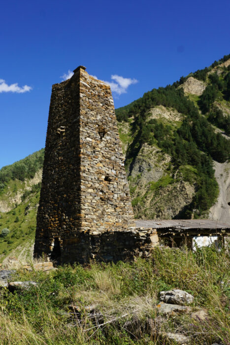 Северная Осетия. Мамисон. Тиб, пятиярусная башня - бойницы и вход