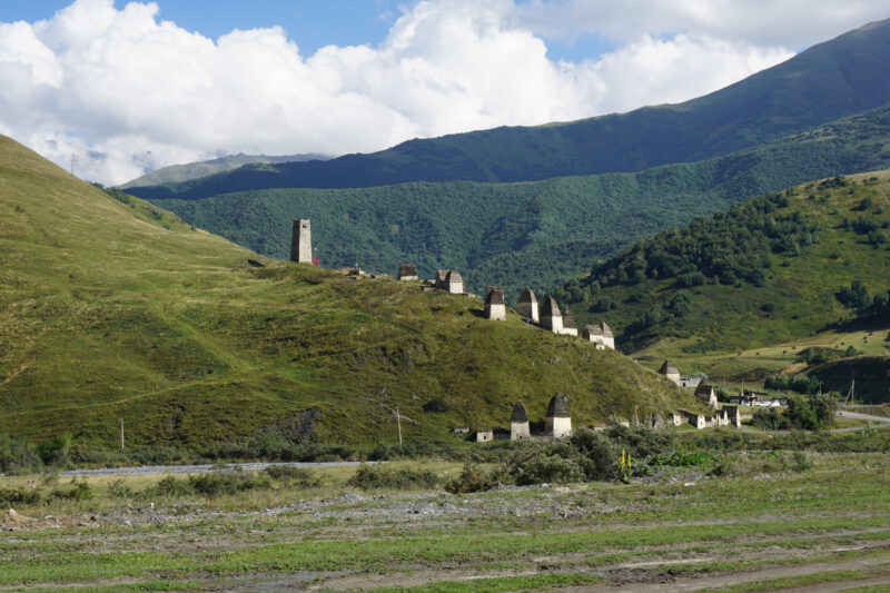 Северная Осетия. Тагаурия. Даргавс, башня Аликовых и некрополь на склоне горы