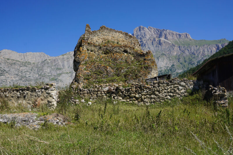 Северная Осетия. Урсдонское ущелье, селение Цамад, башня Черчесовых