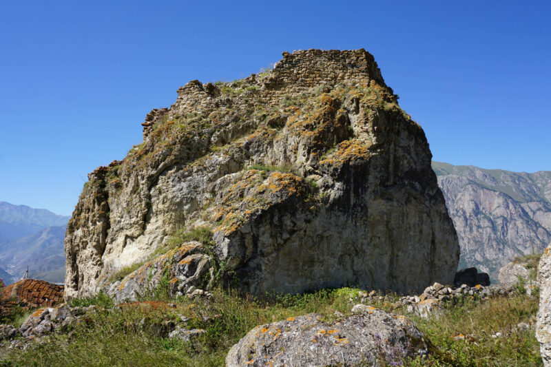 Северная Осетия. Урсдонское ущелье, селение Цамад, башня Черчесовых (с восточной стороны)