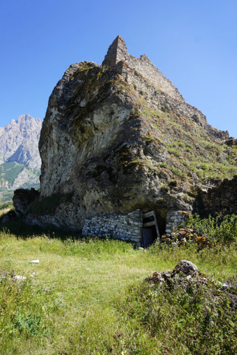 Северная Осетия. Урсдонское ущелье, селение Цамад, пещера под башней Черчесовых