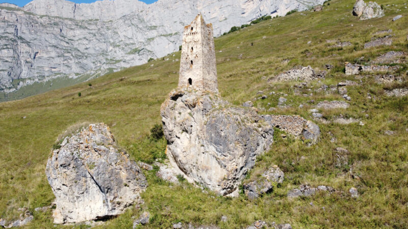 Северная Осетия. Урсдонское ущелье, селение Донисар. Юго-западный фасад башни Хестановых 